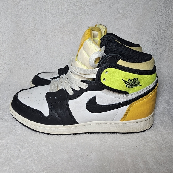 Jordan Other - Air Jordan 1 Retro High OG “Volt Gold” size 7Y